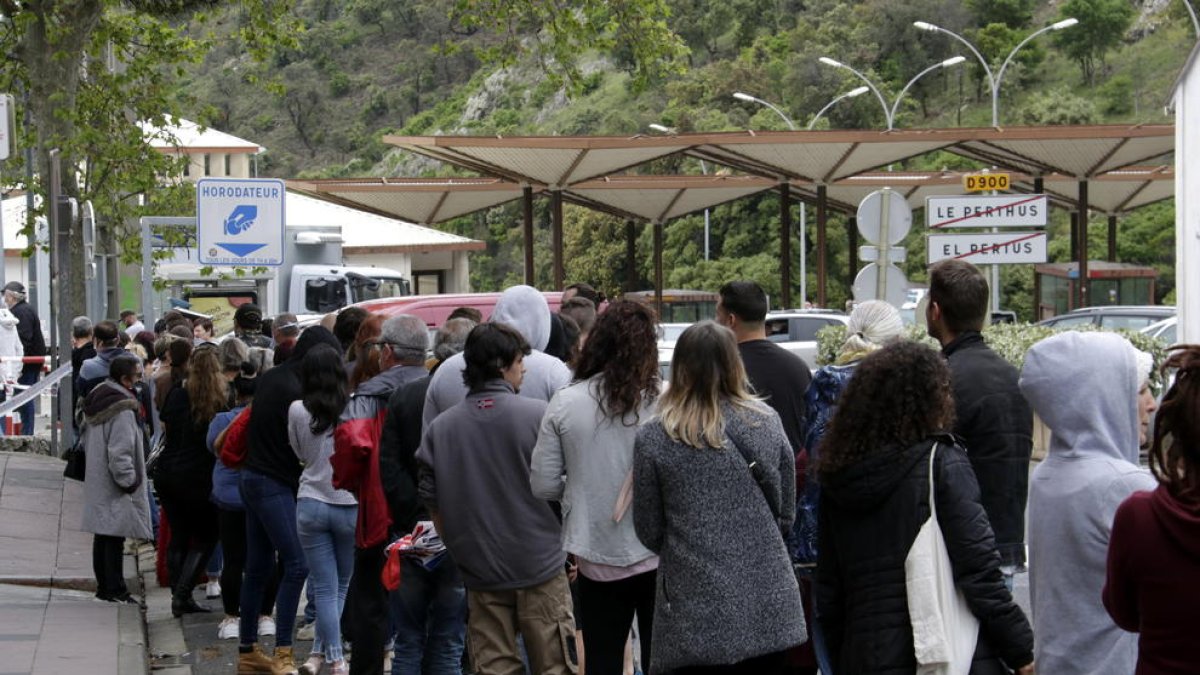 Cua en territori francès per accedir a un estanc de l’Alt Empordà, ahir, al Pertús.