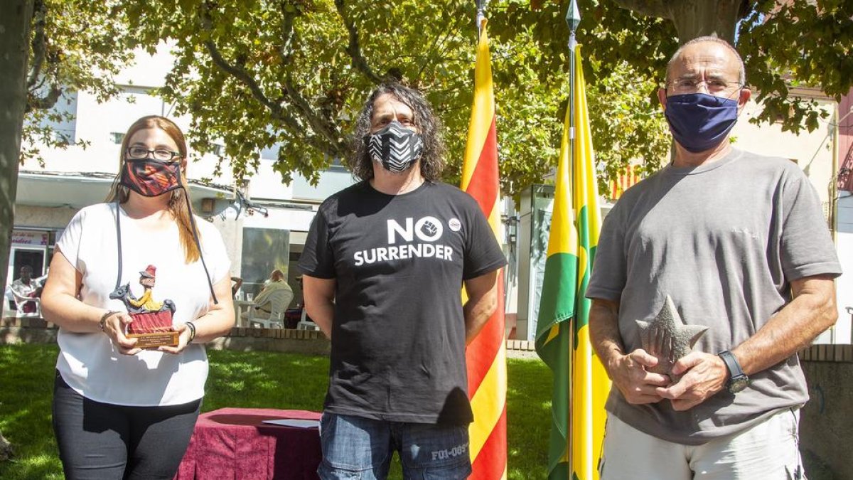 Entrega del premi al doctor Martí Vall (dreta), de l’equip de Mitjà, que no va poder assistir a l’acte.