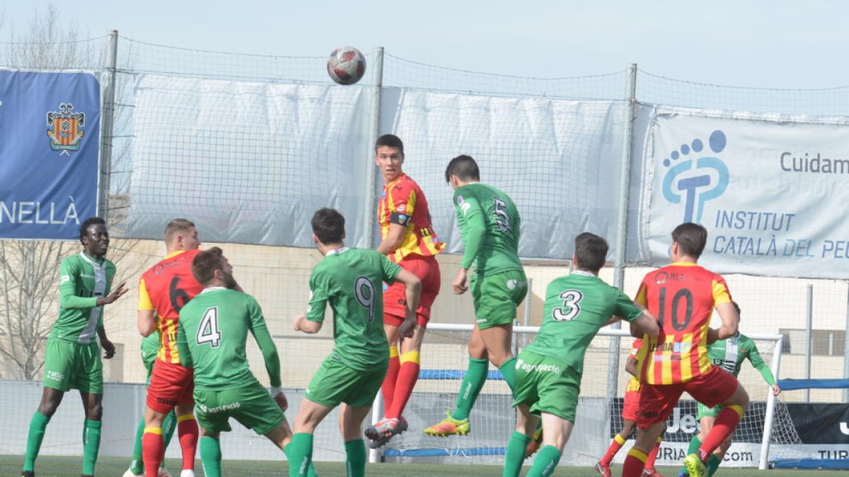 Noel Carbonell, que va ser el millor jugador del Lleida, salta en una acció defensiva, durant el partit d’ahir a Cornellà.