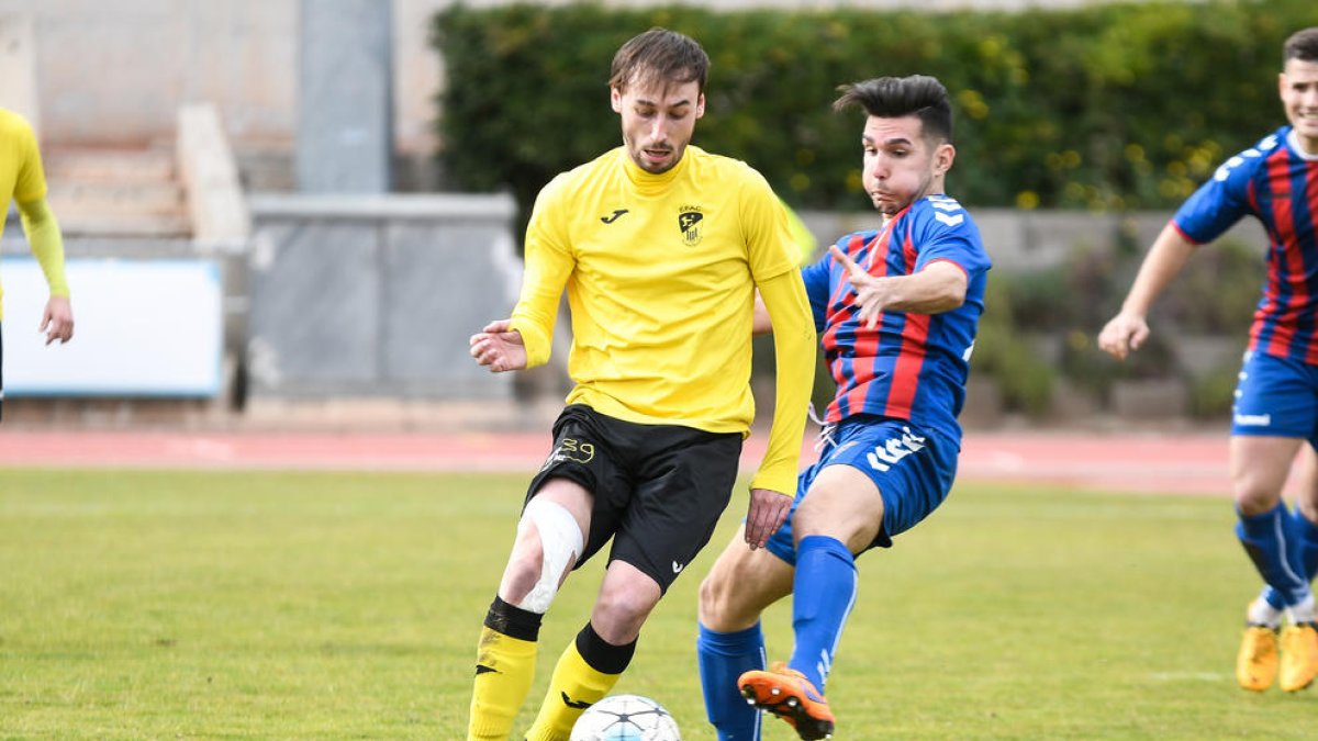Un jugador de l’EFAC protegeix la pilota davant la pressió d’un jugador del Gavà.