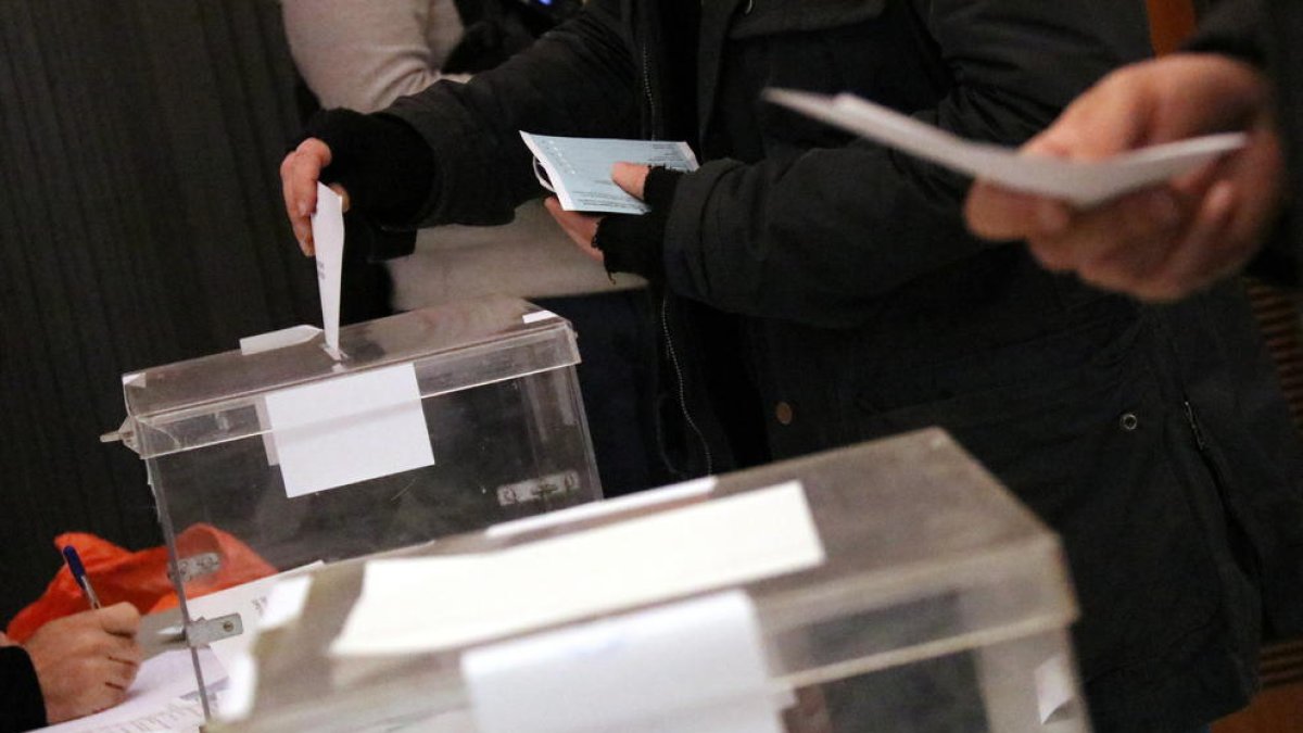 Detingut per acudir amb un ganivet a un col·legi electoral de Valladolid