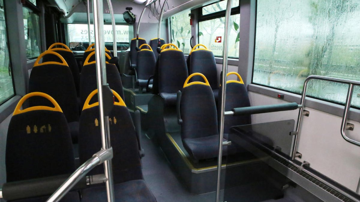 Imagen de archivo de un autobús urbano completamente vacío.