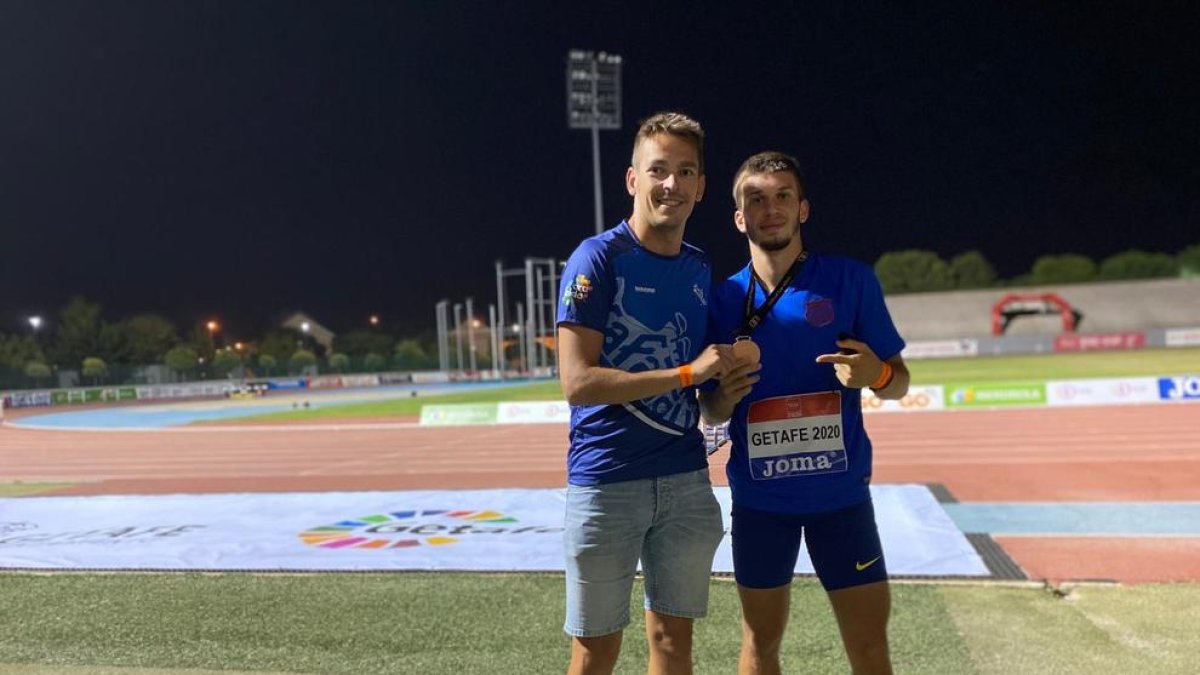 Monné, ahir amb la medalla amb Fran Carrillo, l’entrenador.