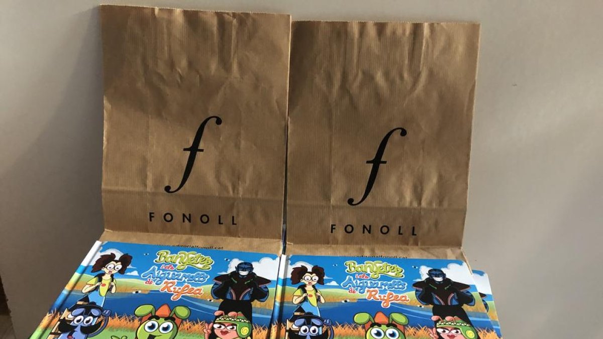 Ejemplares en la editorial Fonoll del último cuento del caracol Banyetes, imprimidos en diciembre.