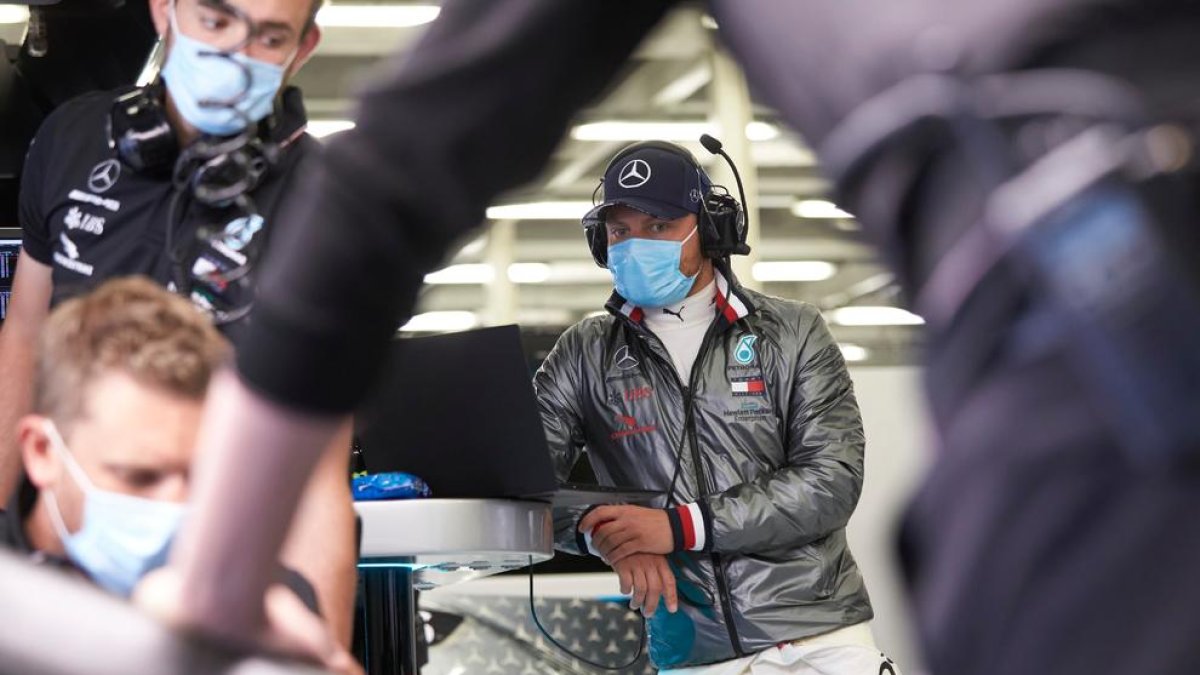 El finés Valtteri Bottas ha sido el primer piloto en subirse a un F1 después del confinamiento.