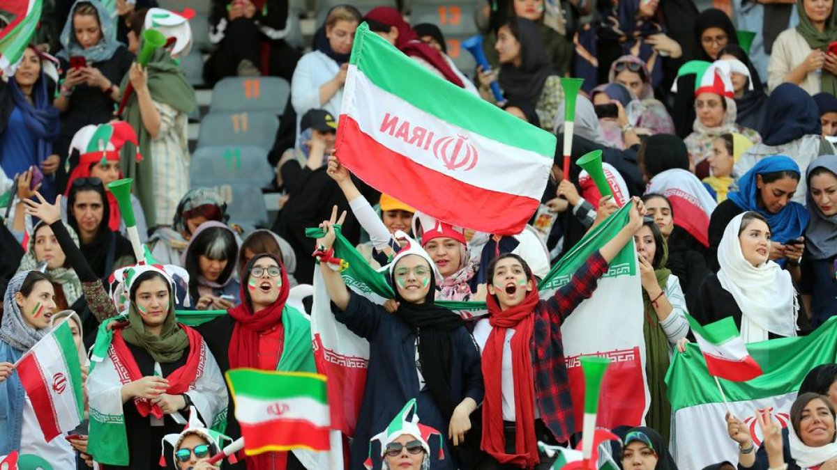 Las mujeres de Irán vuelven a un estadio después de 40 años