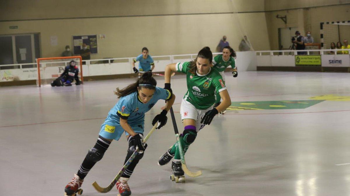 Una jugadora del Vila-sana se va por velocidad de una rival y se dispone a encarar la portería.