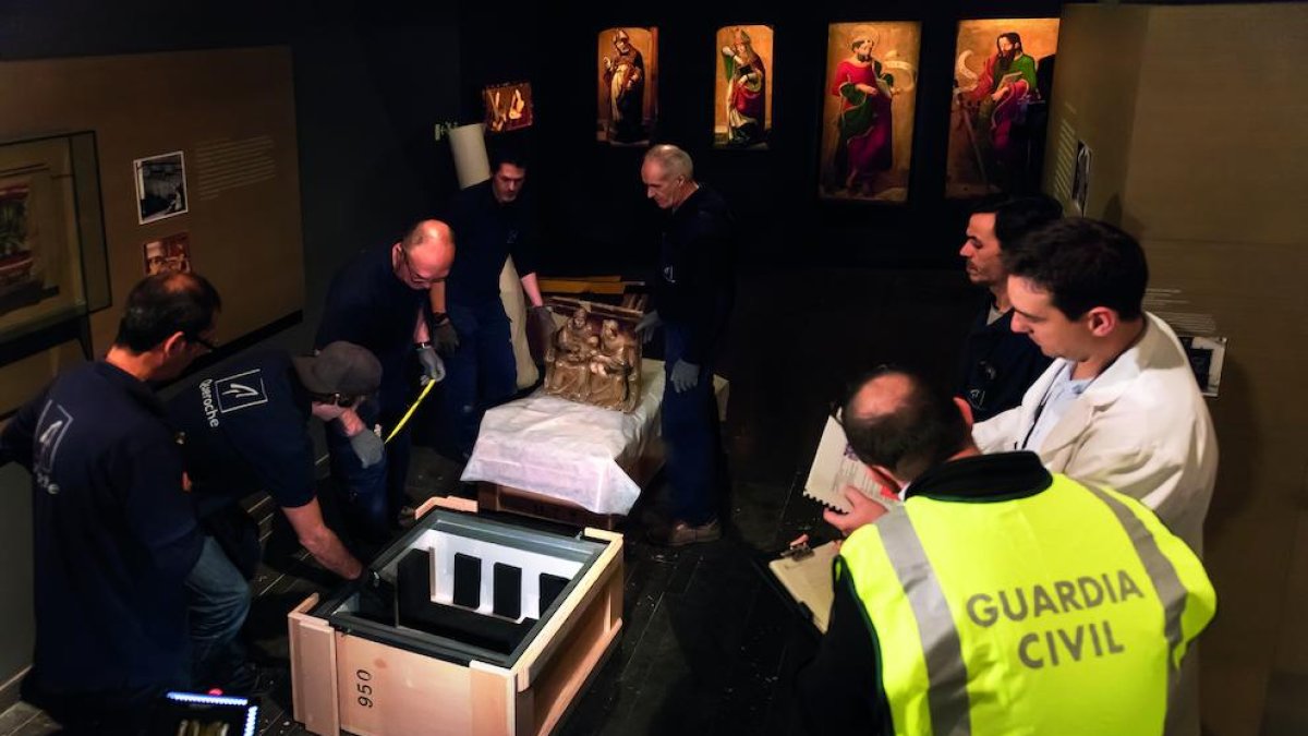 Embalatge d’obres al Museu de Lleida l’11 de desembre del 2017, sota el control de la Guàrdia Civil.