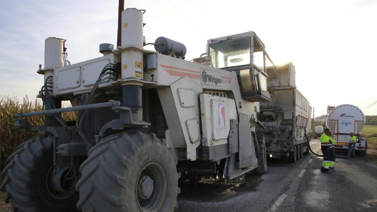 Imagen de archivo de una máquina que retira y recicla asfalto.