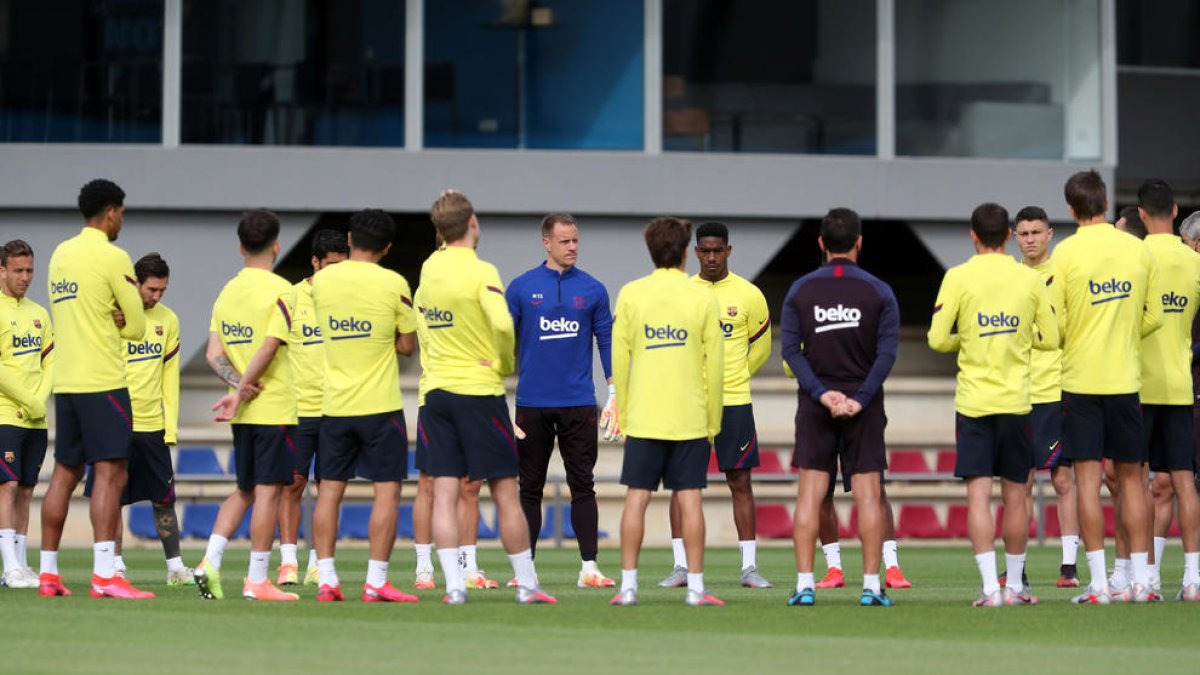La plantilla del Barcelona, durante un entrenamiento de esta semana en la Ciutat Esportiva.