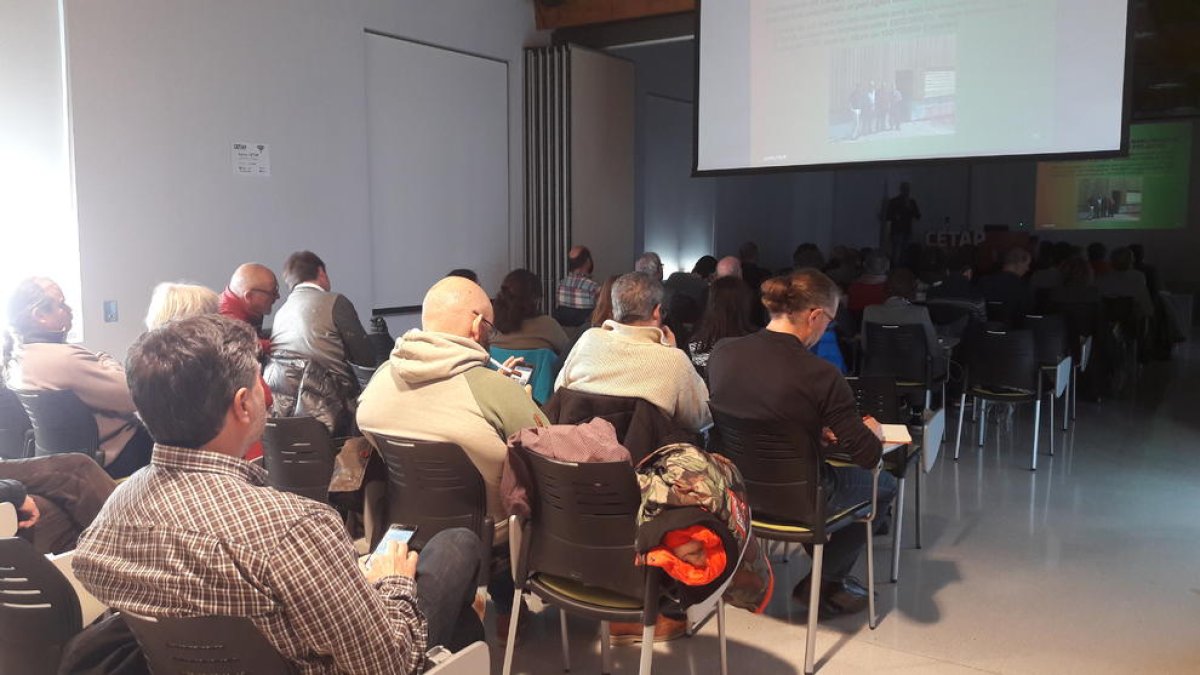 Un centenar de personas asistieron a la jornada acerca de la gestión de bosques públicos.