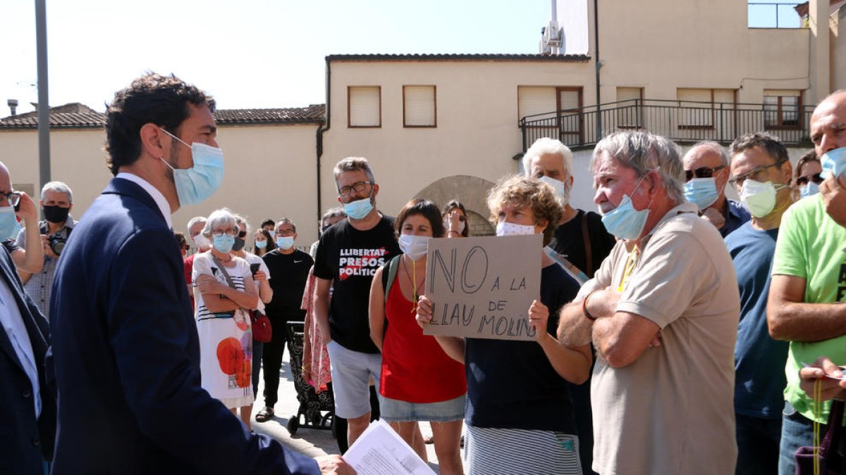 El conseller Calvet va parlar amb alguns dels participants en la manifestació a Santa Coloma.