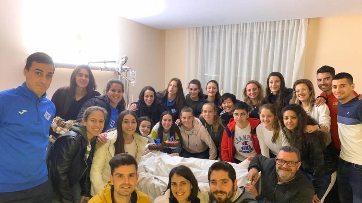 Compañeras de Anna Oriach y miembros del staff técnico arroparon ayer a la jugadora en el hospital.