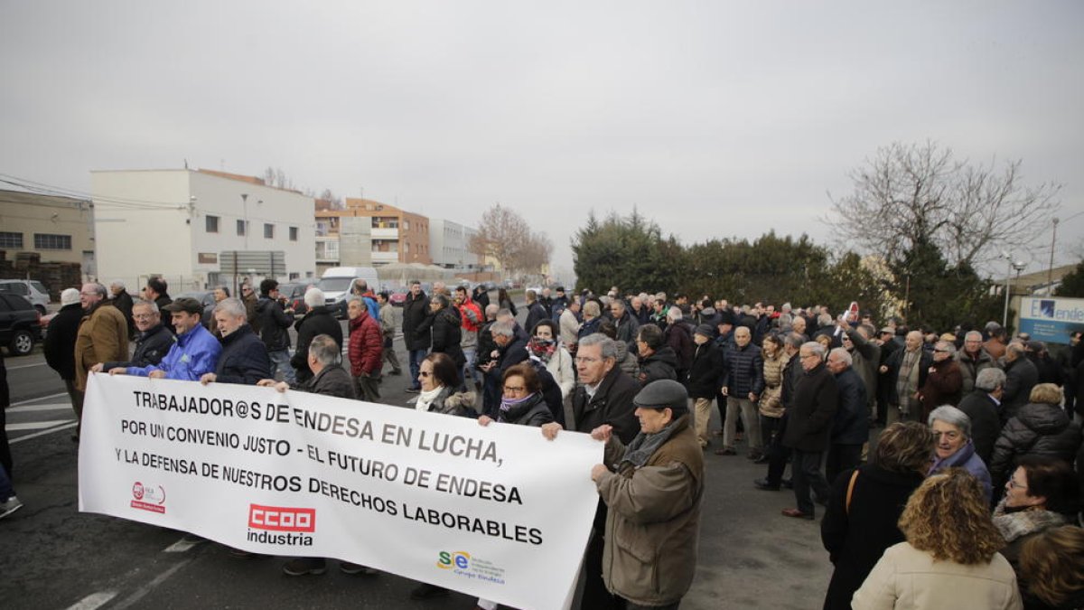 Durante unos minutos los manifestantes cortaron la N-240 ante la sede de Endesa en Magraners.