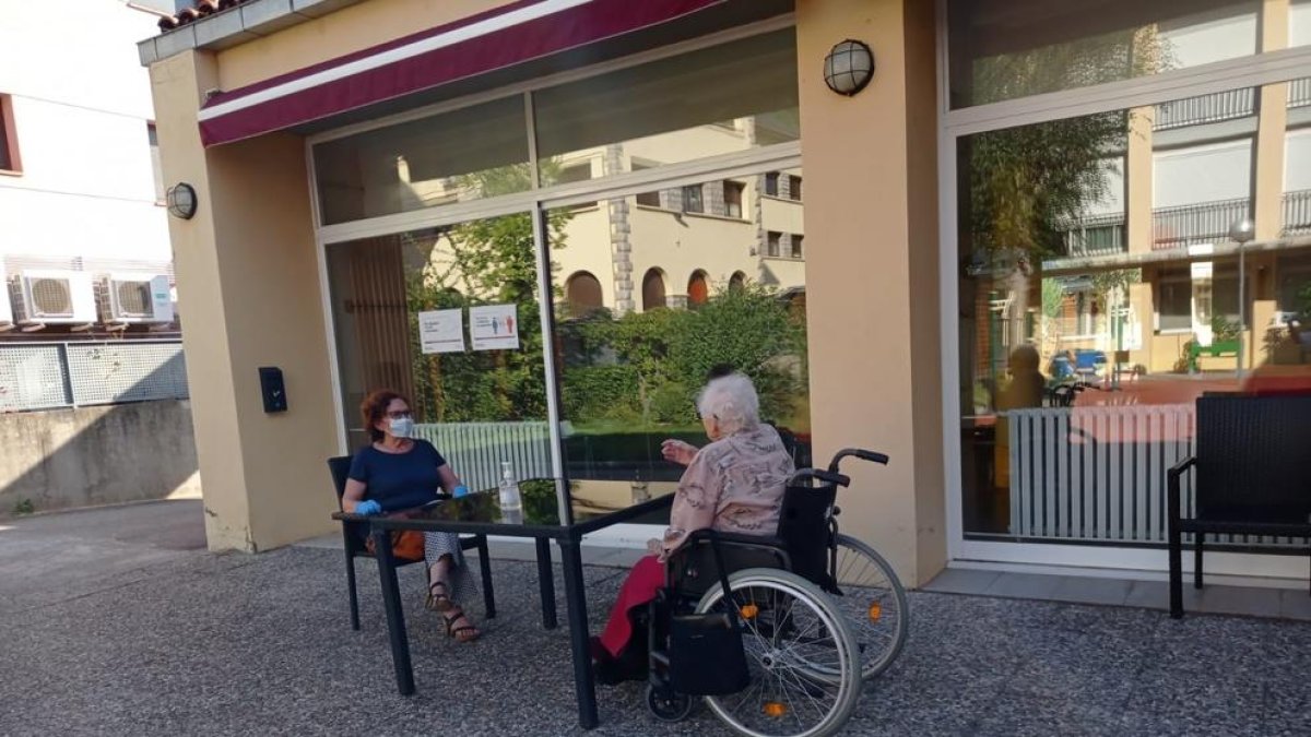 El Pont de Suert vuelve a recibir familiares  -  La residencia de El Pont de Suert, gestionada por la Associació Benestar i Desenvolupament, volvió a recibir ayer a los familiares tras más de un mes. La coordinadora, Elena Firescu, explicó que  ...