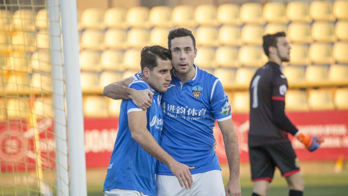 Juanto Ortuño pugna con un jugador del Villarreal B, en una acción del partido.