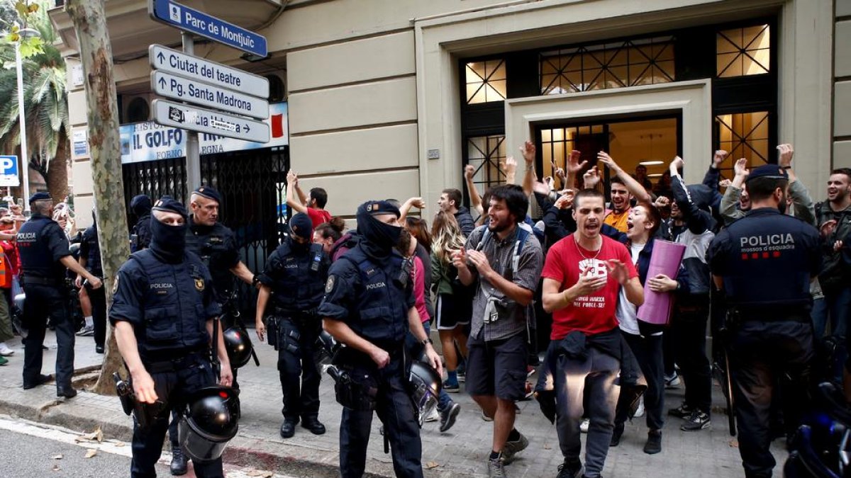 Algunos de los concentrados celebrando la paralización del desahucio.