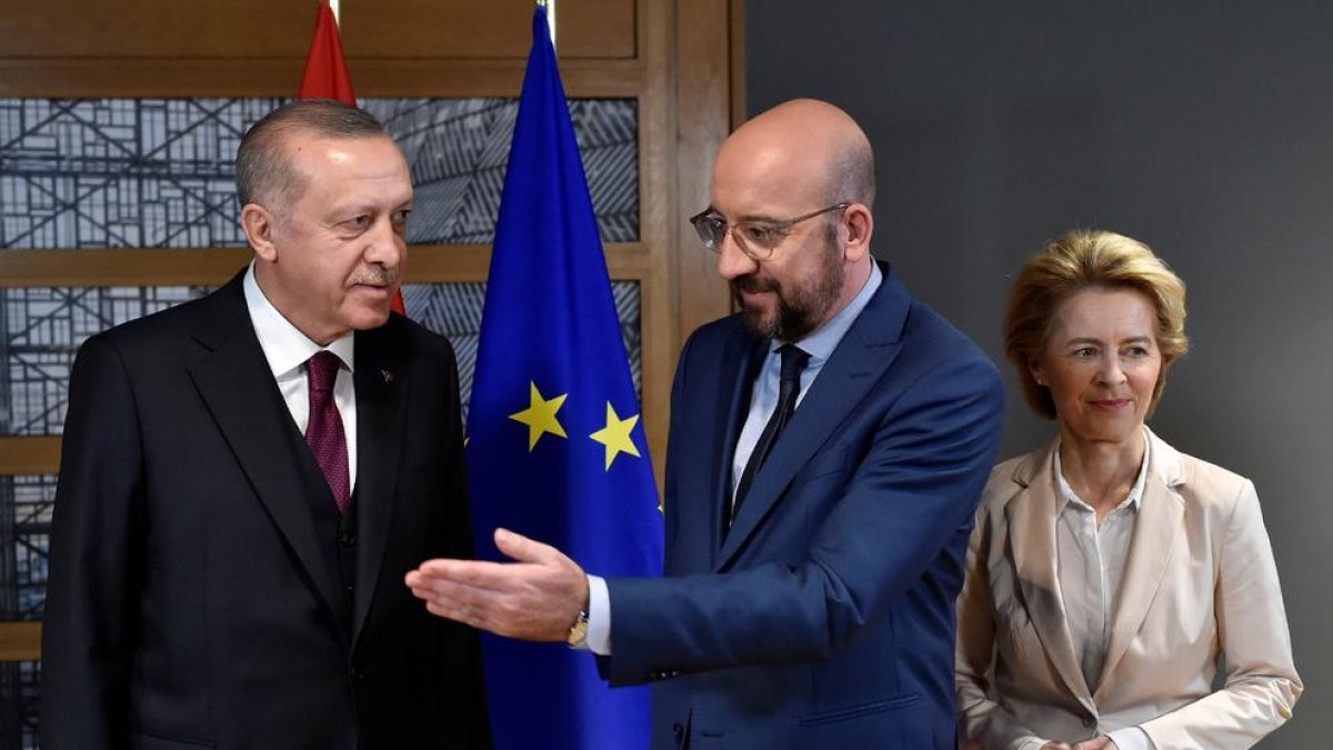Charles Michel (c) i Ursula von der Leyen (d) reben el president de Turquia, Recep Tayyip Erdogan.