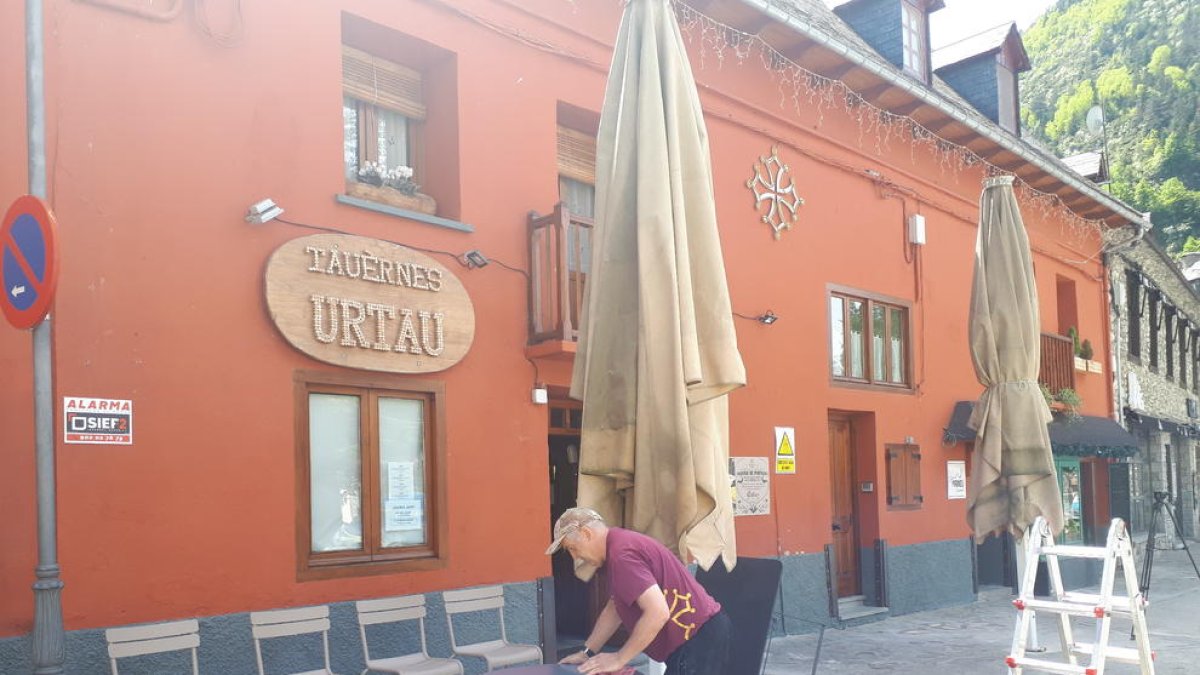 Una terraza de Arties preparándose hace 7 días para reabrir.