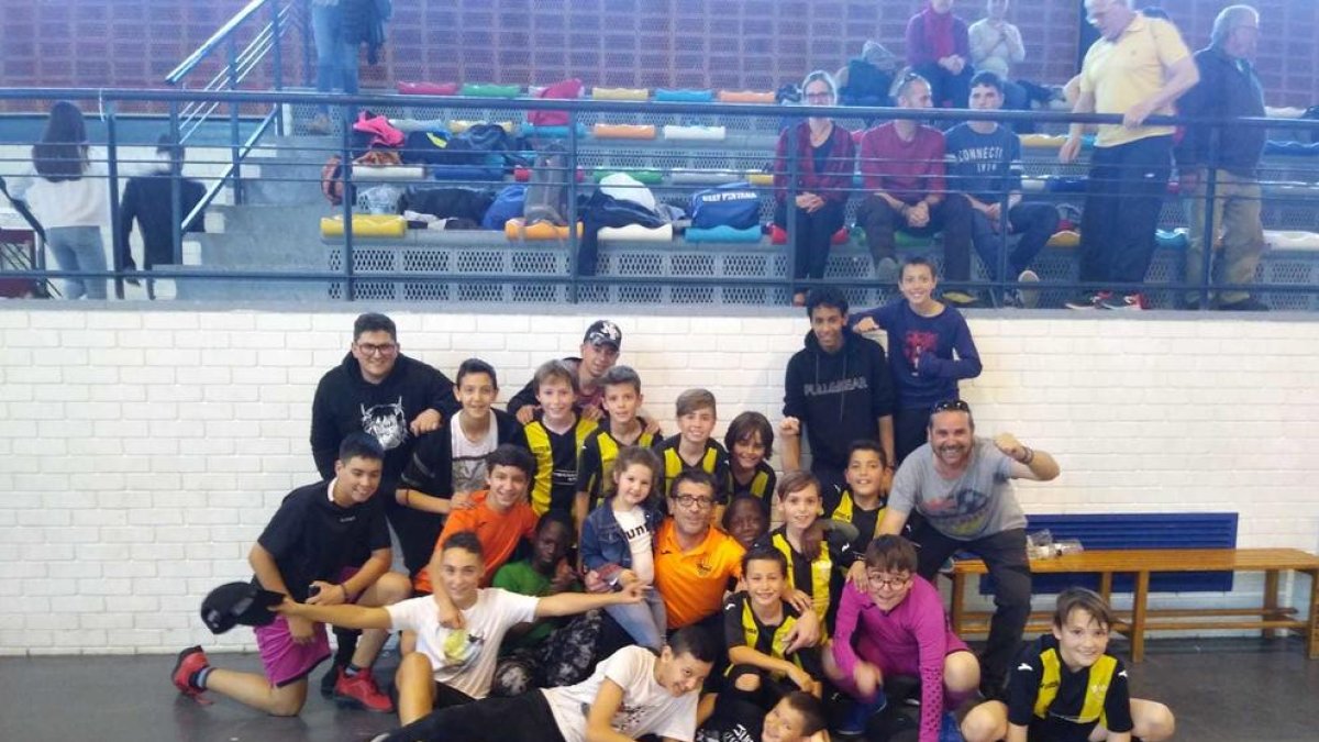 El Club Futbol Sala Alfarràs, campió de les lligues escolars infantil i benjamina