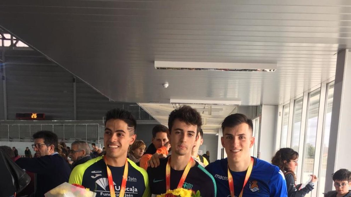 Aleix Porras, al centre, amb els altres dos atletes que el van acompanyar en el podi.