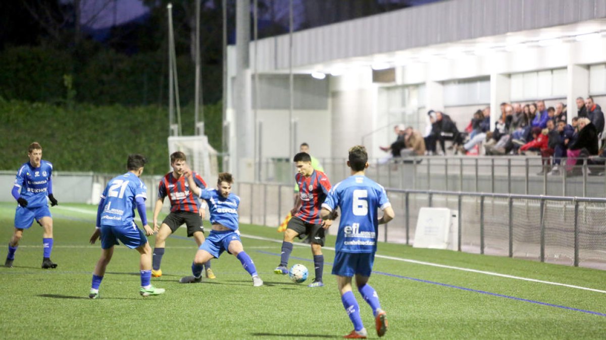 Una acción del partido que el Tàrrega jugó ayer en Cambrils y en el que logró un punto.