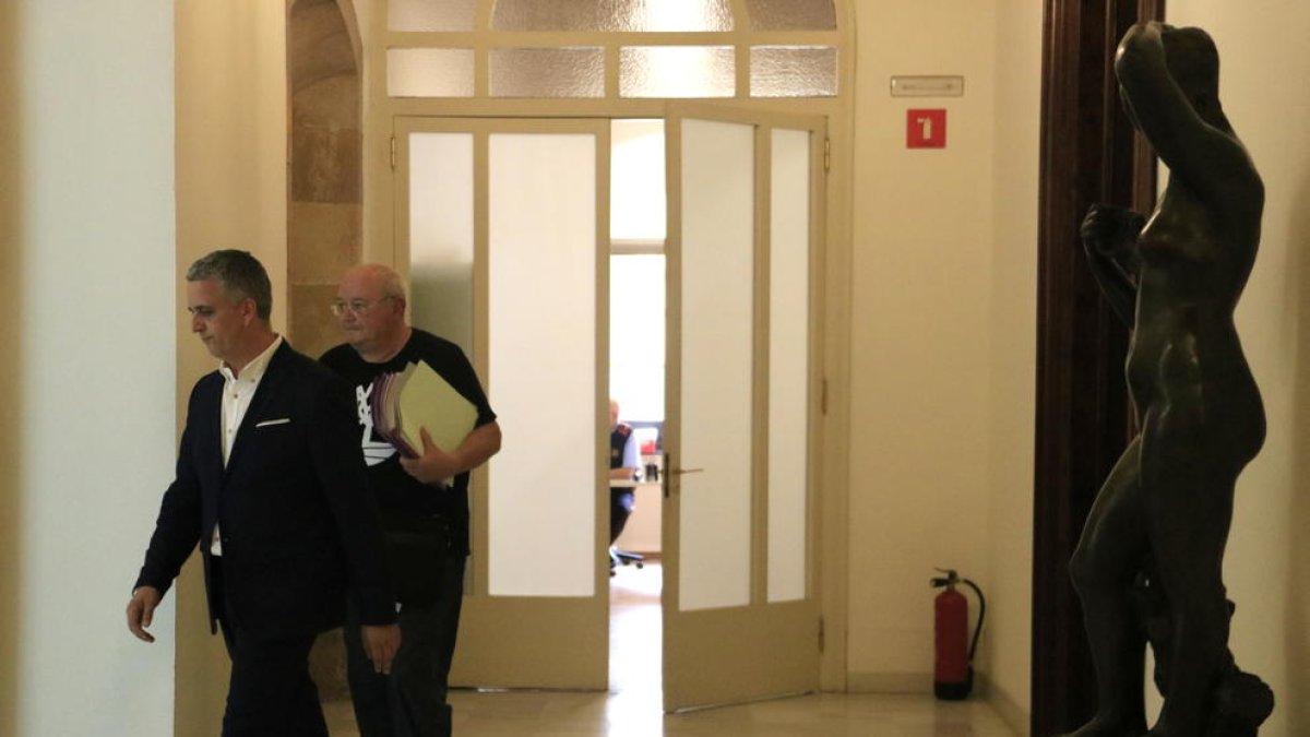 Imatge del secretari judicial que va anar ahir al Parlament a notificar la resolució del Constitucional.