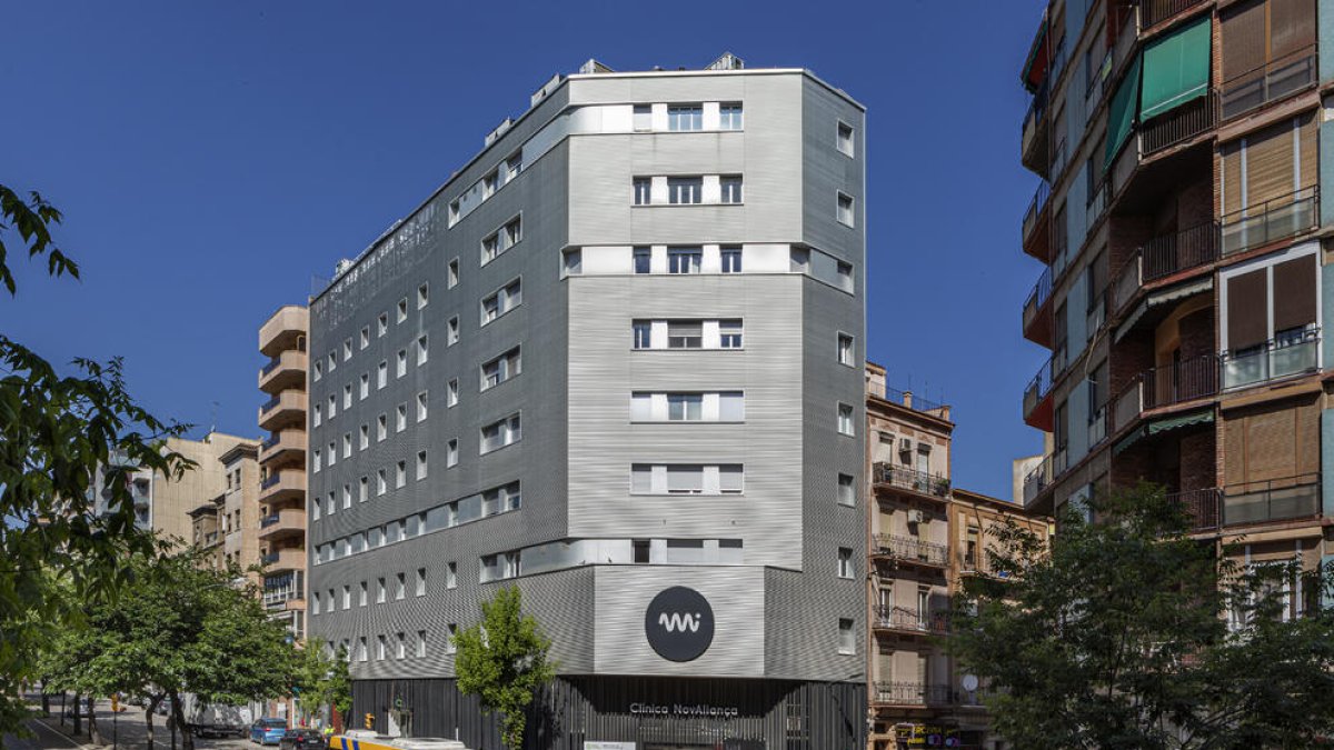 Façana de la remodelada clínica, ubicada a Prat de la Riba i ara denominada Mi NovAliança.