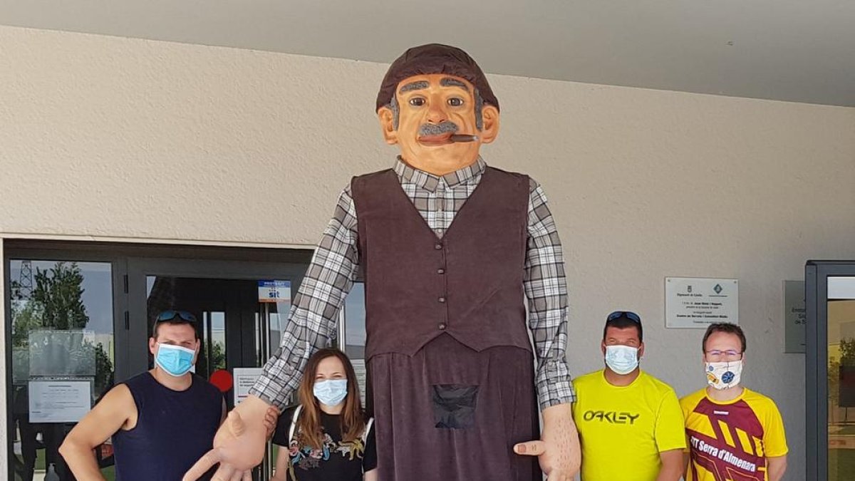 Representantes de la Associació Gegantera, con su gigante.