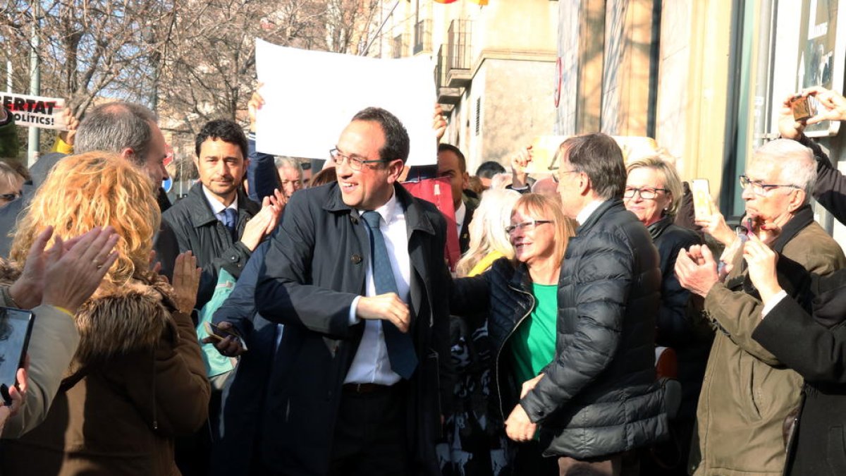 Josep Rull, aplaudit pels veïns que li van donar la benvinguda i el conseller Damià Calvet.