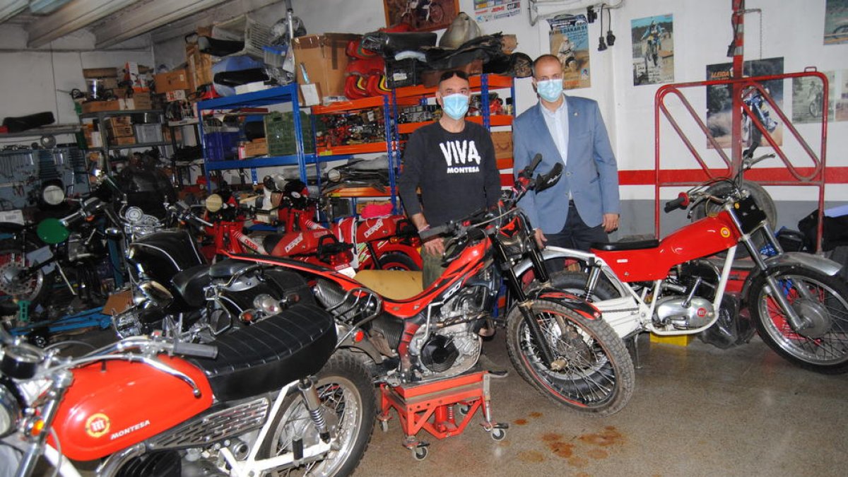 Roure i León, entre motos que formaran part de l’exposició.