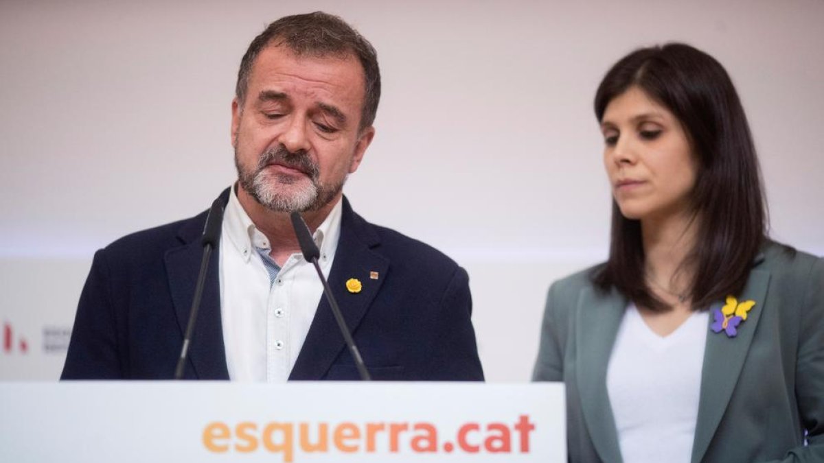 Alfred Bosch acompanyat de Marta Vilalta mentre anunciava la dimissió a la seu d’ERC.