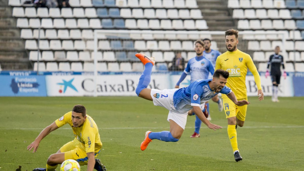 José Ruiz sufre una dura entrada en una acción del partido de ayer, en el que el Lleida logró una convincente victoria sobre el Orihuela.