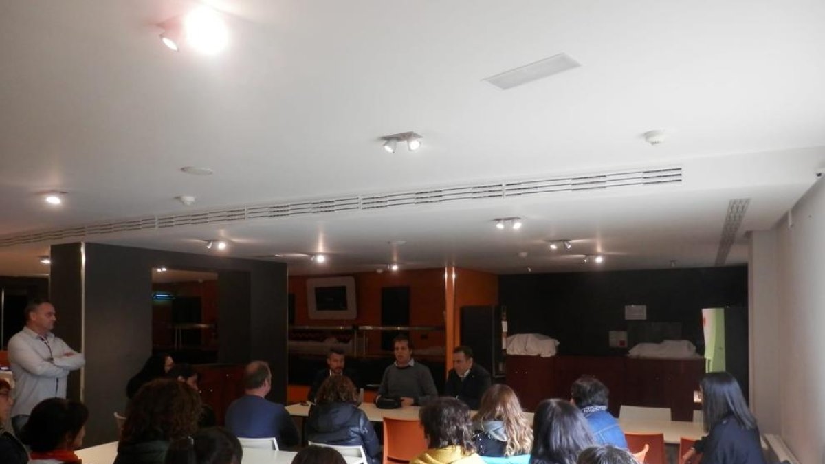 El comitè d’empresa i la nova firma es van reunir ahir amb els treballadors per explicar la situació.