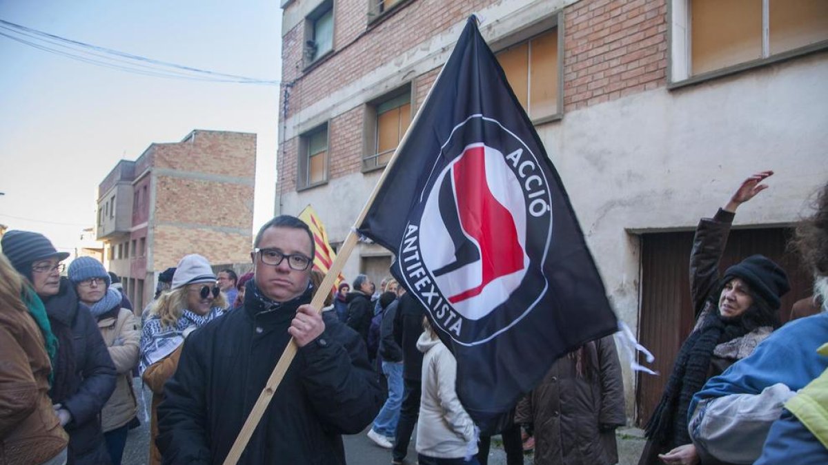 Alguns dels ‘manifestants’ participants al curtmetratge.