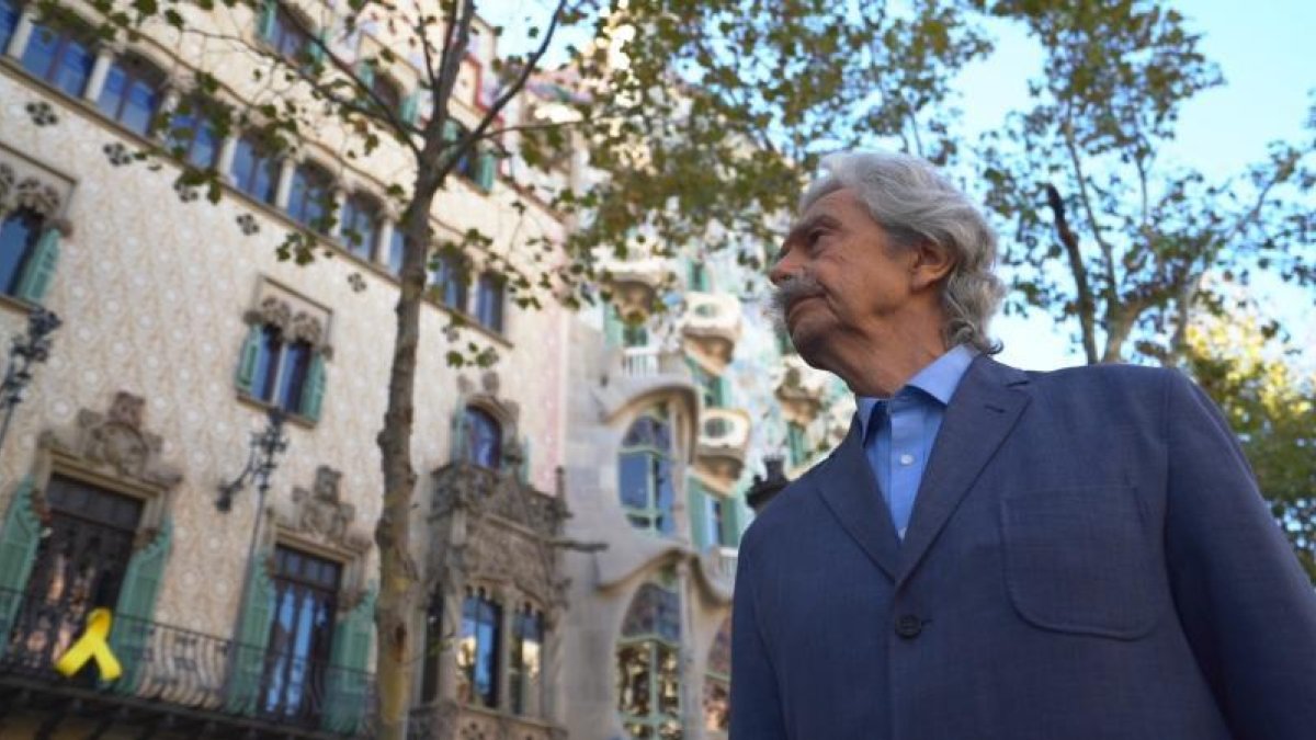 El documental está conducido por el periodista Lluís Permanyer.