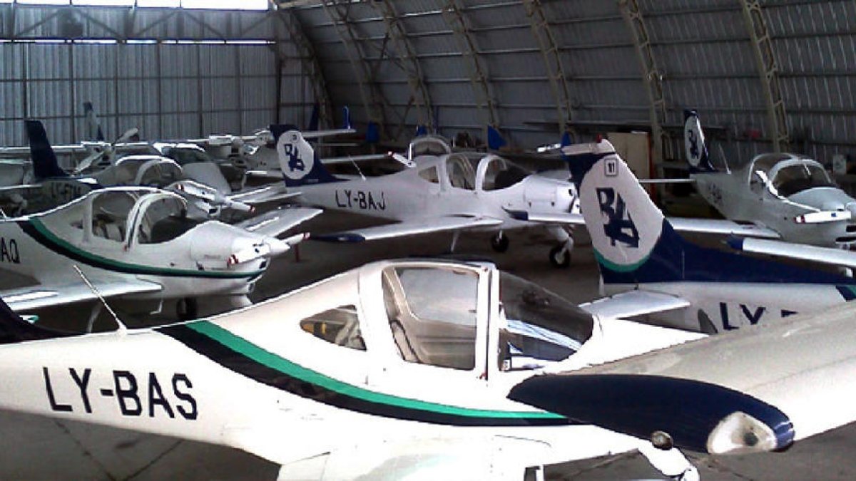 Avions per a pràctiques de vols a l’hangar d’Alguaire.