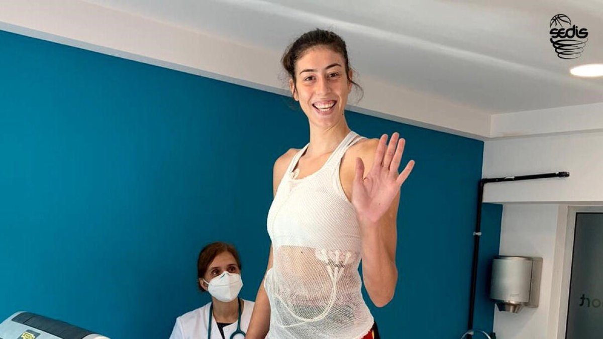 Serena-Lynn Geldof i Gala Mestres van ser les primeres jugadores a passar la revisió mèdica.