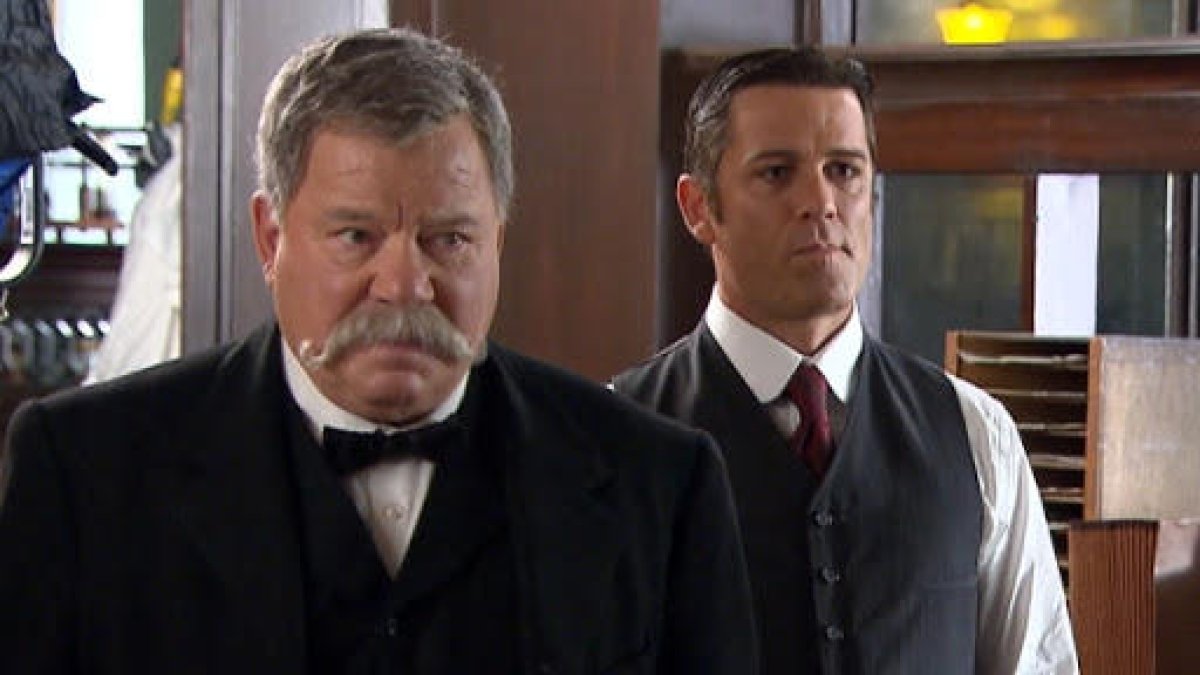 William Murdoch con su jefe.