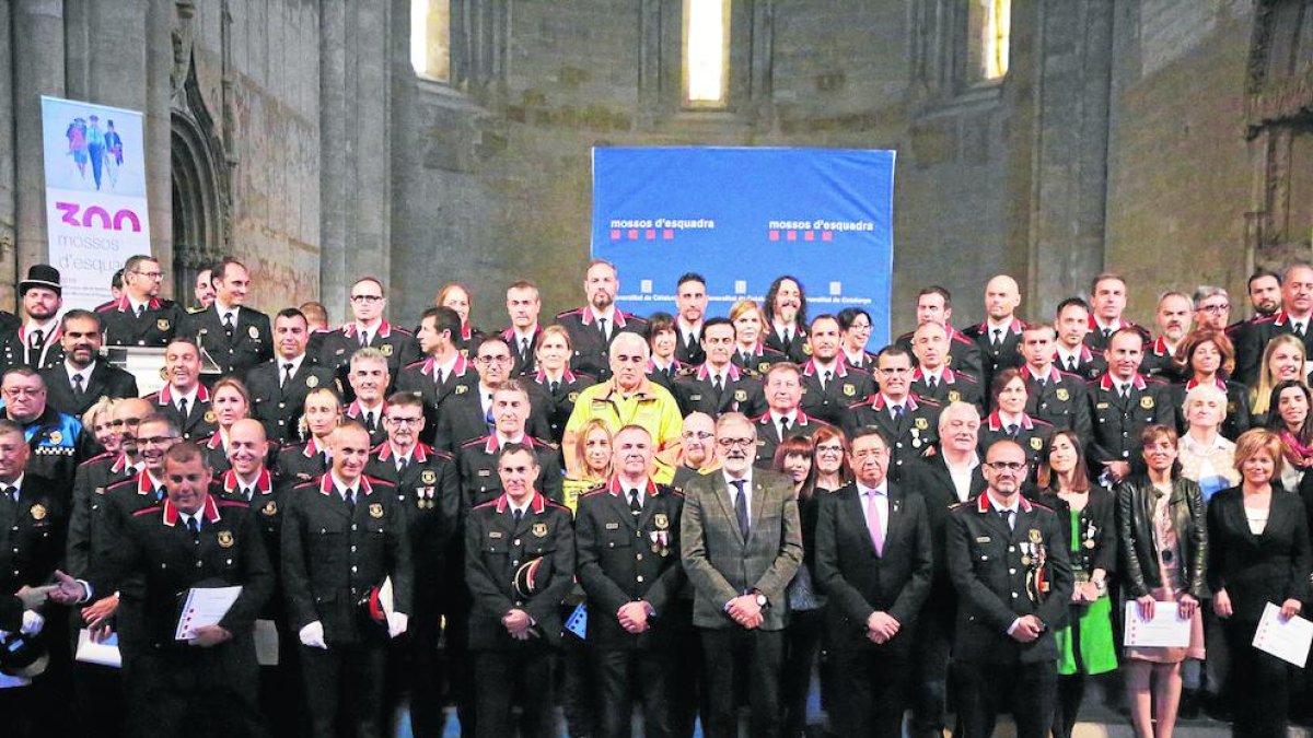Agentes y ciudadanos distinguidos ayer en el acto que tuvo lugar en la Seu Vella de Lleida.
