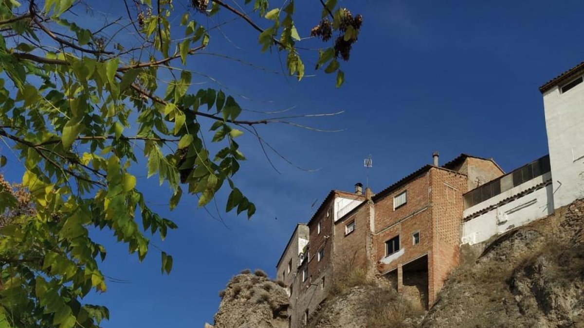 Parte del frente rocoso que hay en la avenida la Noguera de Ivars de Noguera.