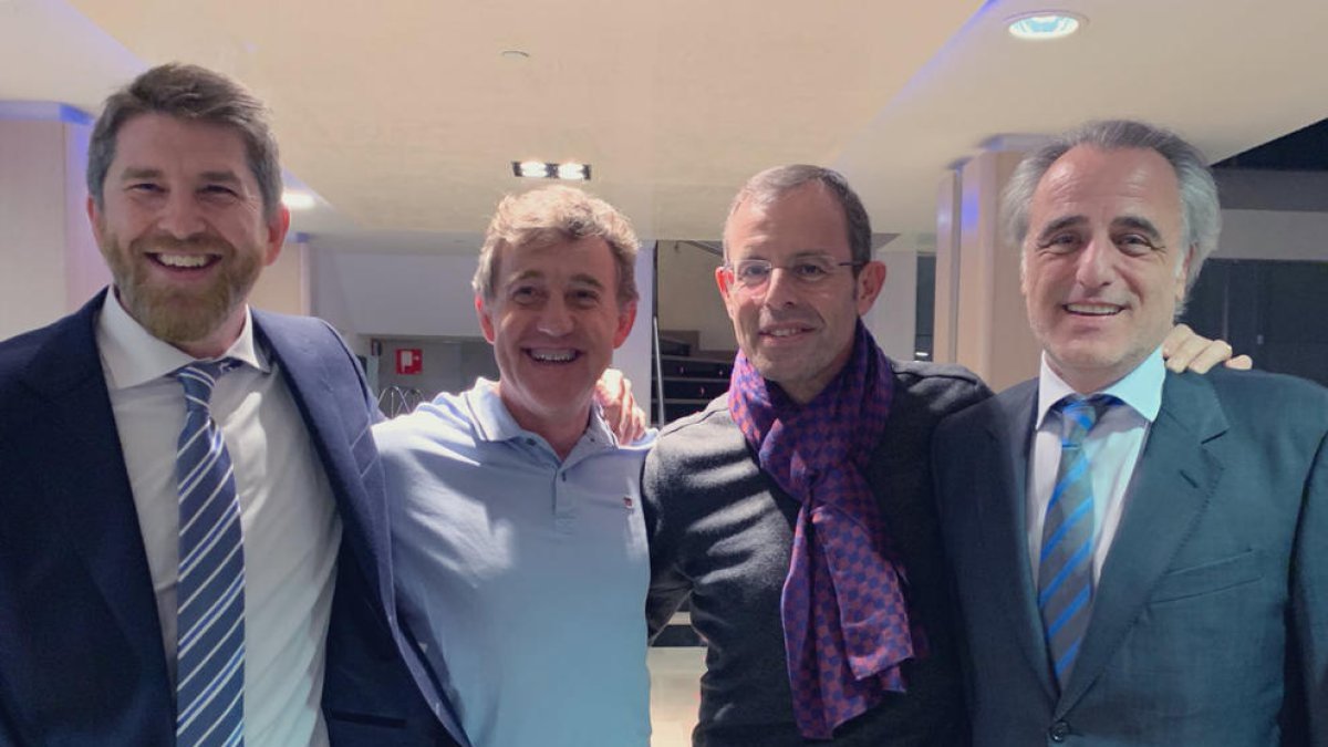 Rosell y Besolí, junto a los abogados Andrés Maluenda y Pau Molins, celebran ayer las absoluciones.