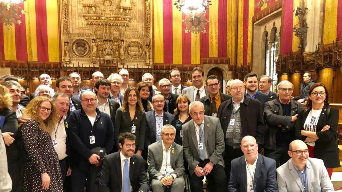 Con acento de Lleida - El acto en el ayuntamiento de Barcelona contó con numerosa presencia leridana, como los presidentes de los consells del Segrià y el Pallars Jussà; los alcaldes de Mollerussa, Almacelles, La Seu d’Urgell, Albesa, Alpicat ...