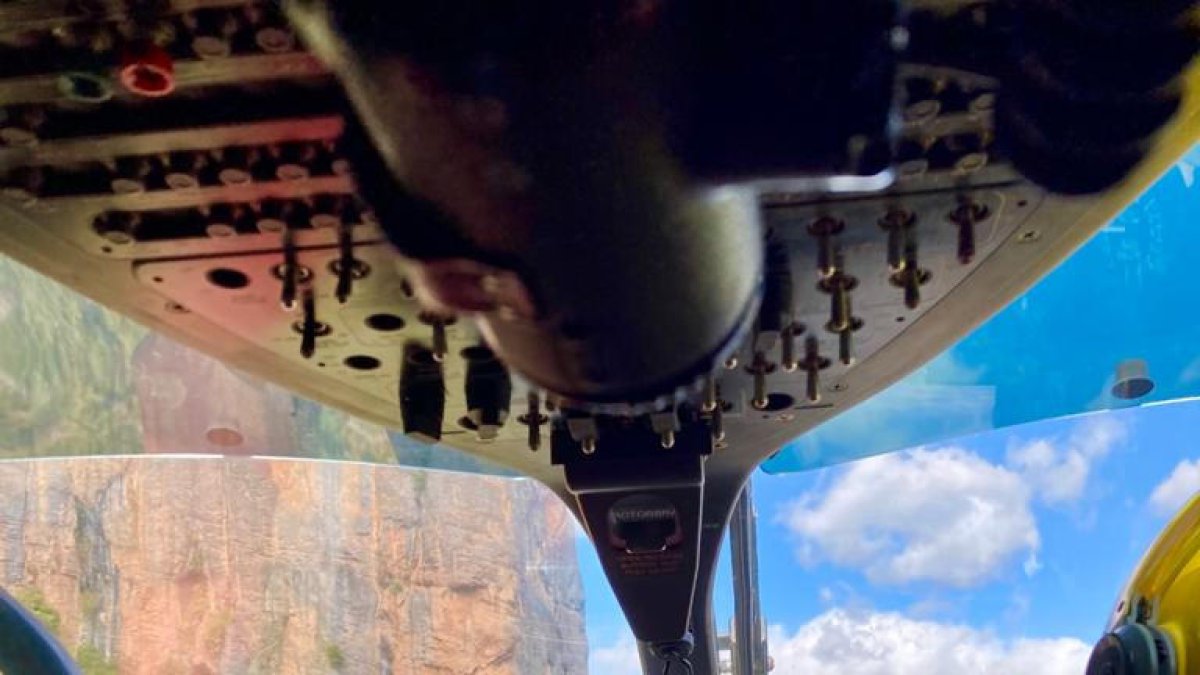 El helicóptero aproximándose a la zona de Collegats para rescatar a una escaladora herida.