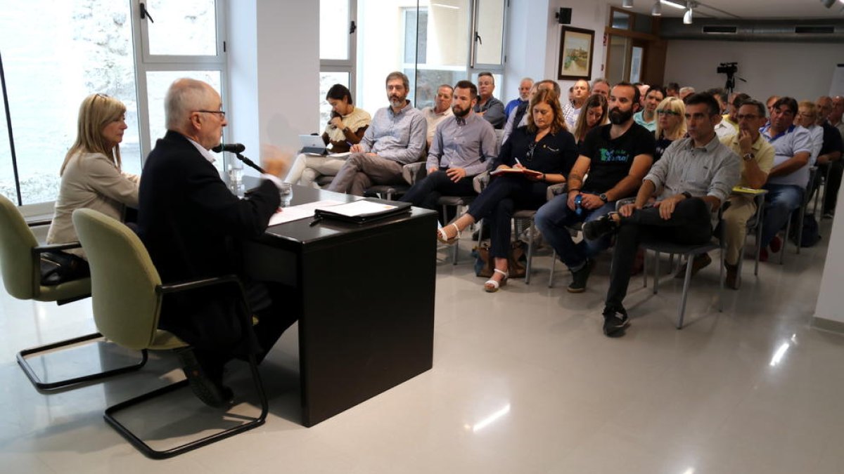 Reunió del síndic de greuges amb els alcaldes de municipis propers a les centrals nuclears.