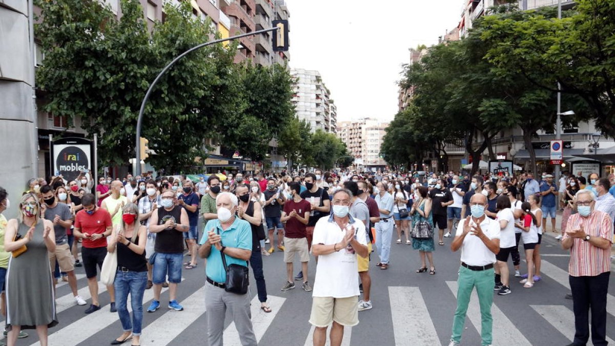 VÍDEO | Unes 300 persones es concentren a Lleida en contra de l'enduriment del confinament