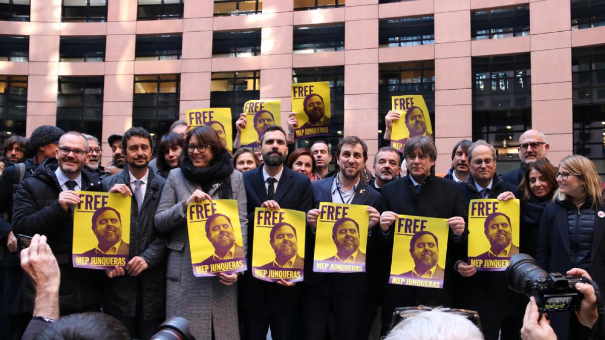 Los eurodiputados Carles Puigdemont, Toni Comín y Diana Riba, el presidente Quim Torra, y el presidente del Parlament Roger Torrent, entre otros, con un cartel de Oriol Junqueras en la Eurocámara en Estrasburgo.
