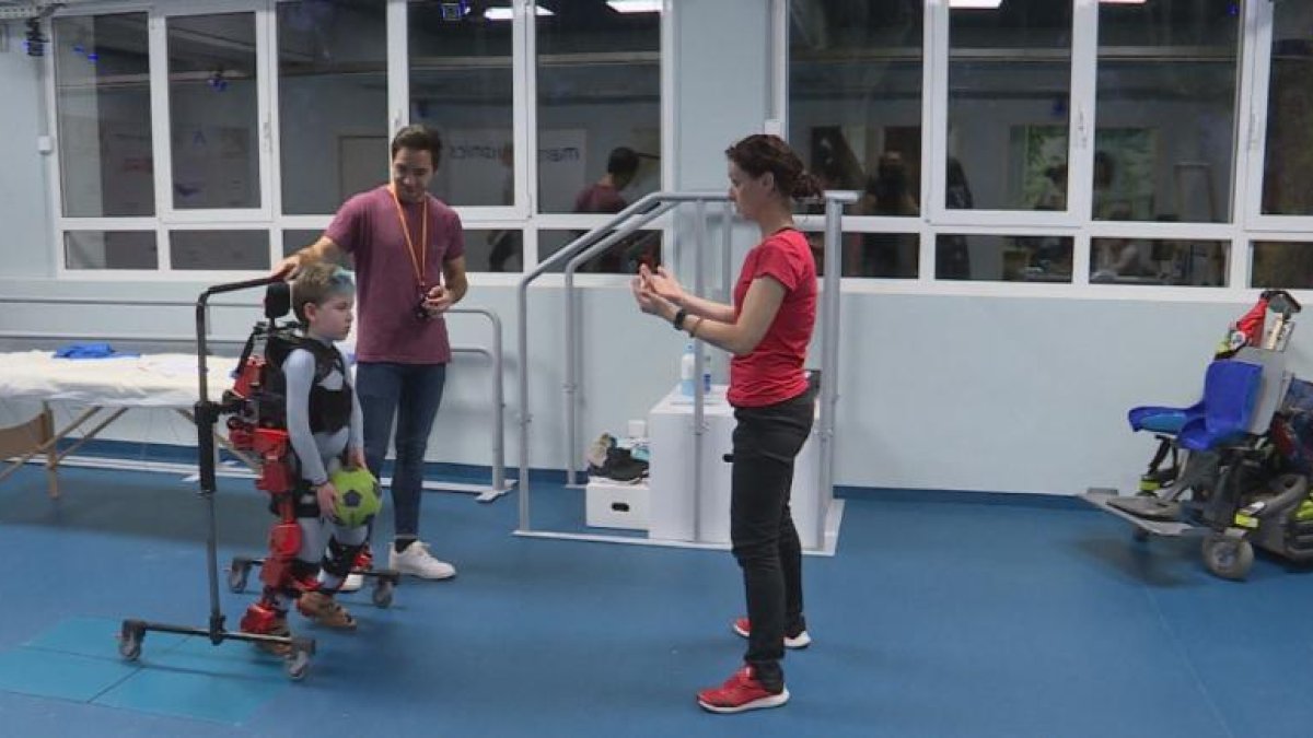 Álvaro pot caminar gràcies que el robot imita el moviment.