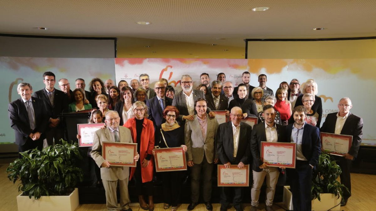 Imatge dels premiats després de l’acte celebrat a la Llotja i que va congregar més de 300 persones.