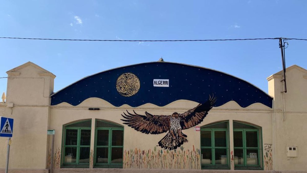 El mural plasma el cel nocturn d’Algerri, una àguila cuabarrada i espigues de cereal.